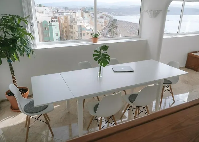 Luxury Beachfront Penthouse With Stunning Views *